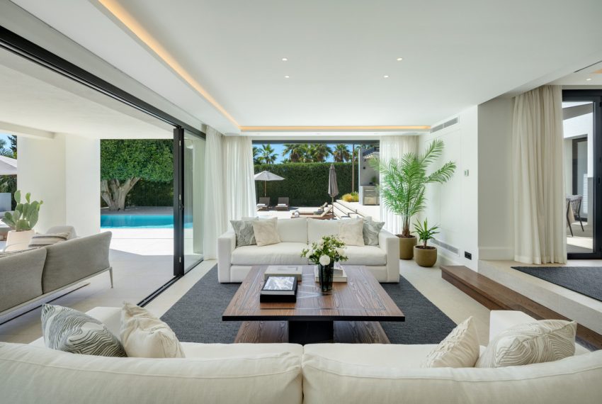 R5156410-Villa-For-Sale-Nueva-Andalucia-Detached-6-Beds-545-Built-2