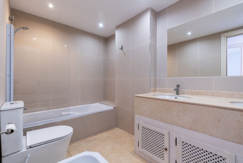 R5156959-Apartment-For-Sale-New-Golden-Mile-Penthouse-2-Beds-144-Built-6