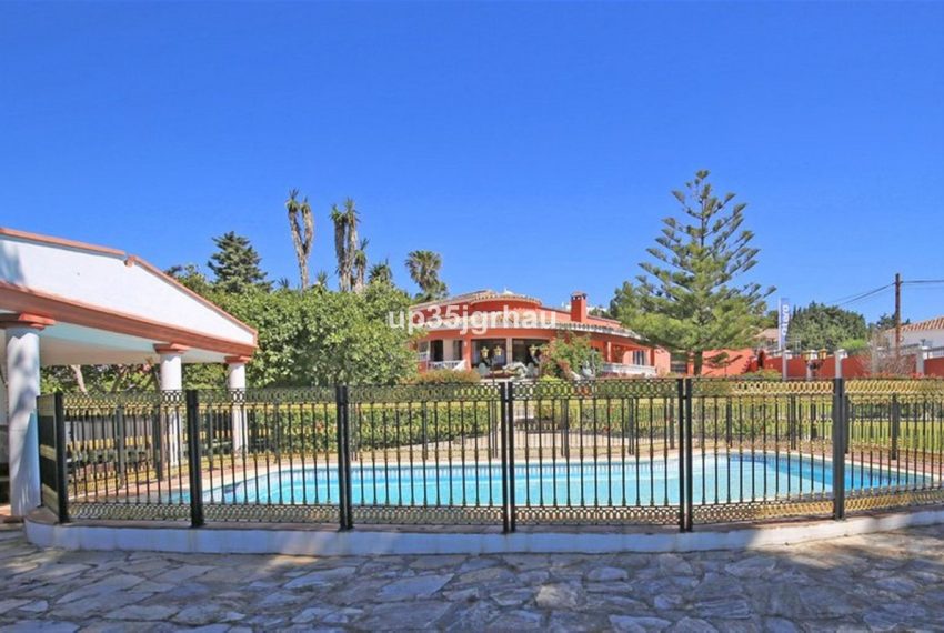 R5159659-Villa-For-Sale-Estepona-Detached-8-Beds-595-Built-1