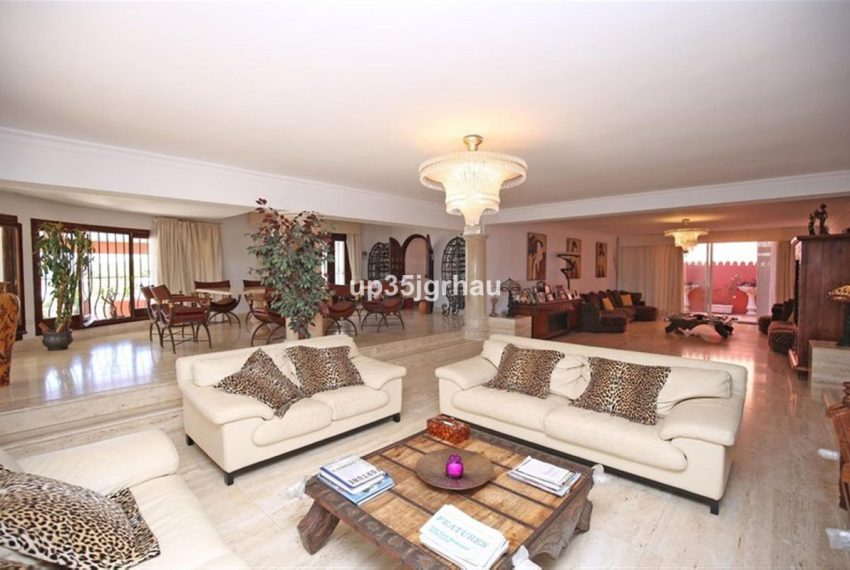 R5159659-Villa-For-Sale-Estepona-Detached-8-Beds-595-Built-2