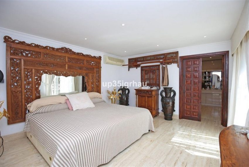 R5159659-Villa-For-Sale-Estepona-Detached-8-Beds-595-Built-3