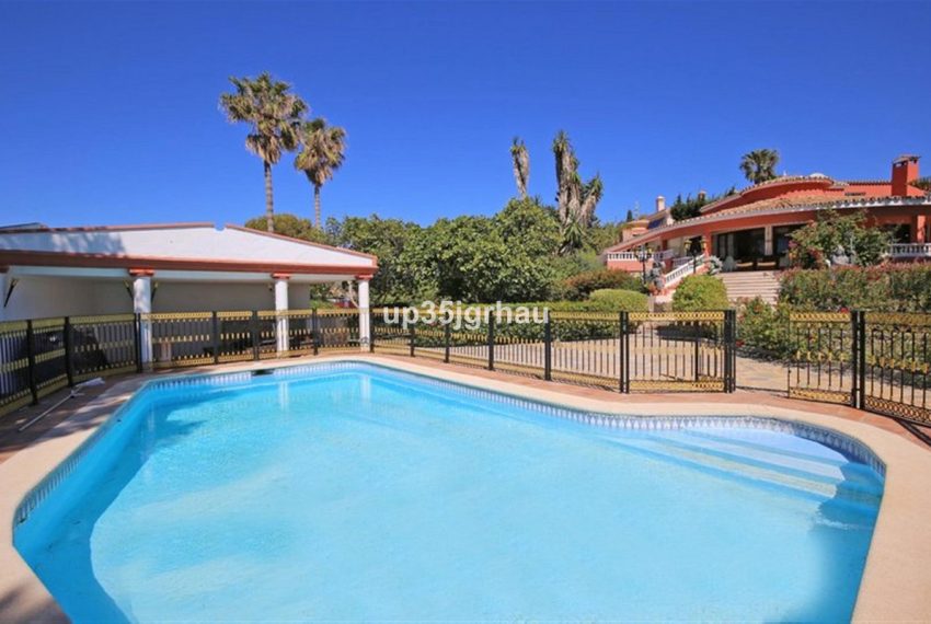 R5159659-Villa-For-Sale-Estepona-Detached-8-Beds-595-Built