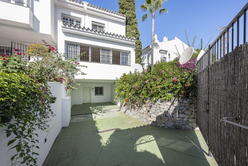 R5161273-Villa-For-Sale-Nueva-Andalucia-Semi-Detached-4-Beds-215-Built-1
