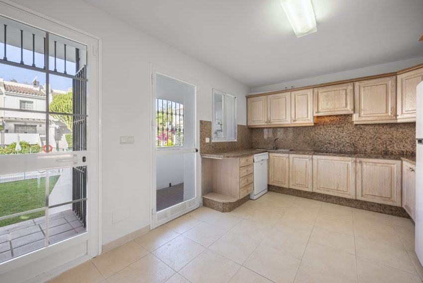 R5161273-Villa-For-Sale-Nueva-Andalucia-Semi-Detached-4-Beds-215-Built-11
