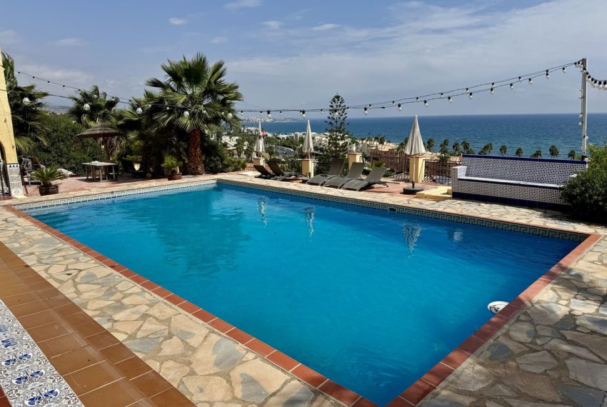 R5167672-Villa-For-Sale-Estepona-Detached-8-Beds-430-Built-1