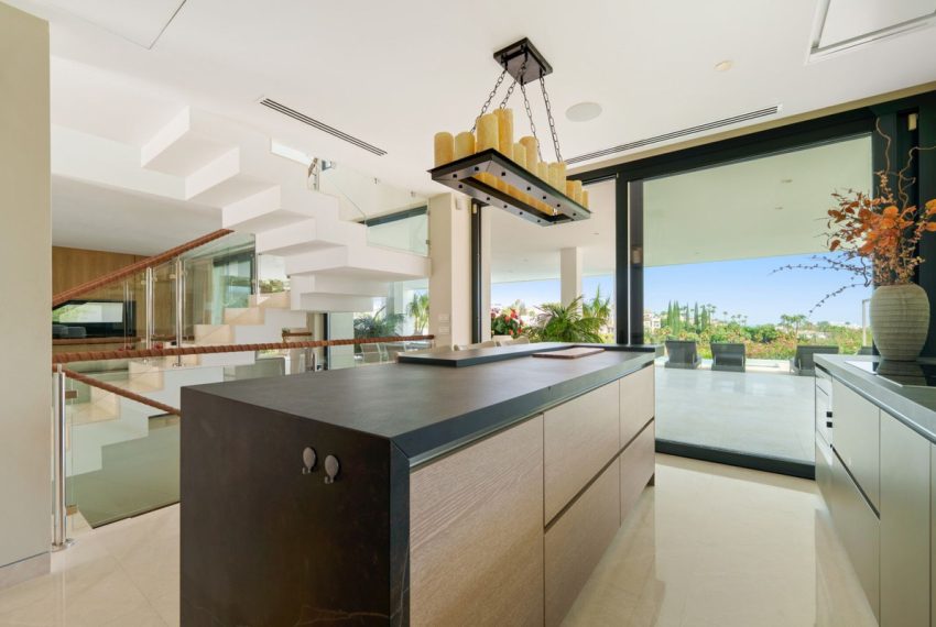 R5169655-Villa-For-Sale-Nueva-Andalucia-Detached-5-Beds-473-Built-8
