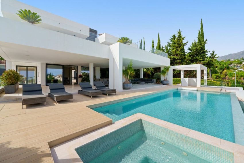 R5169655-Villa-For-Sale-Nueva-Andalucia-Detached-5-Beds-473-Built