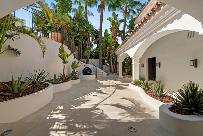R5171164-Villa-For-Sale-Nueva-Andalucia-Detached-6-Beds-965-Built-6