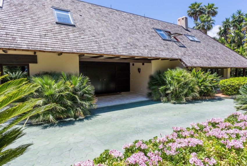 R2804213-Villa-For-Sale-Rio-Real-Detached-6-Beds-1000-Built-1