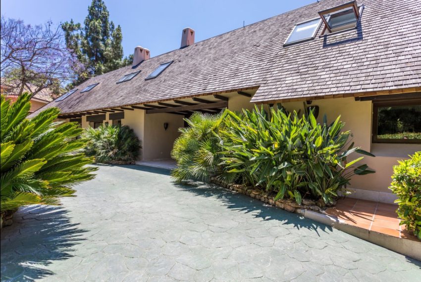 R2804213-Villa-For-Sale-Rio-Real-Detached-6-Beds-1000-Built-2