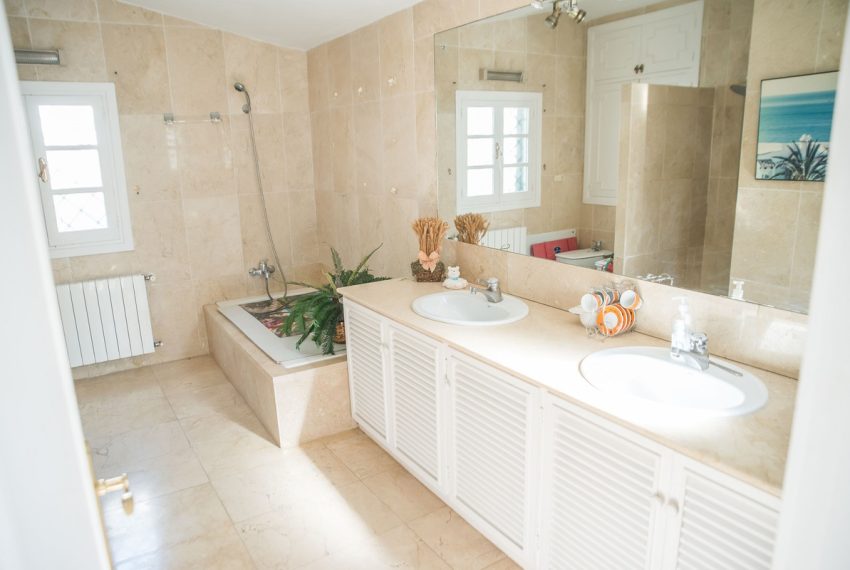 R3614243-Villa-For-Sale-Calahonda-Detached-8-Beds-720-Built-11