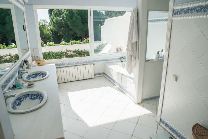 R3614243-Villa-For-Sale-Calahonda-Detached-8-Beds-720-Built-8