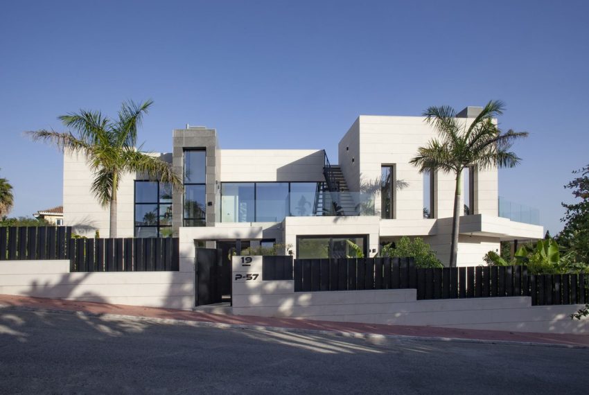 R4056433-Villa-For-Sale-Nueva-Andalucia-Detached-7-Beds-740-Built-1