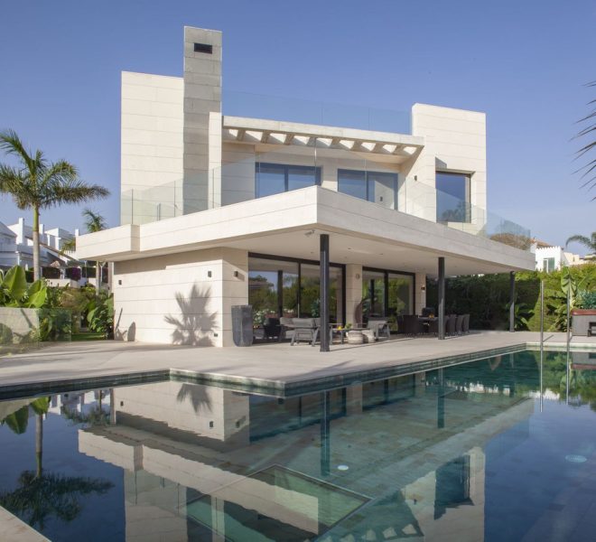 R4056433-Image 1-Detached - 7 Beds - 740 Built
