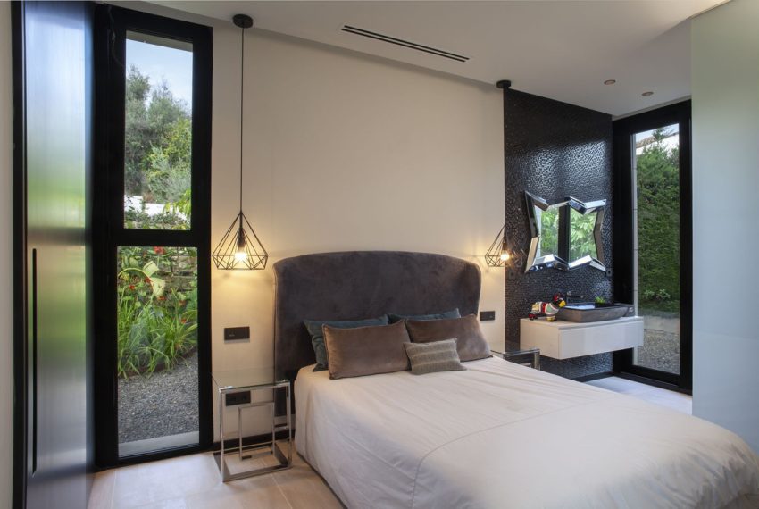 R4056433-Villa-For-Sale-Nueva-Andalucia-Detached-7-Beds-740-Built-8