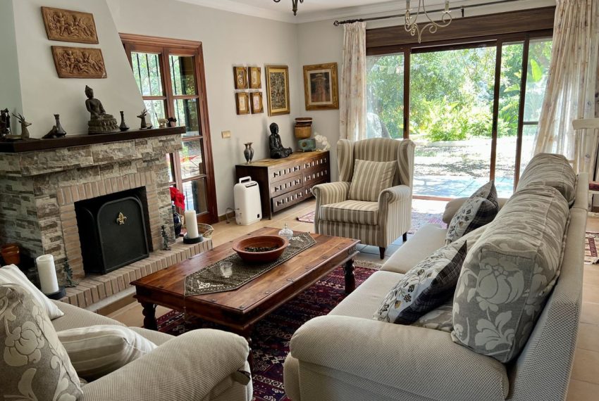 R4325152-Villa-For-Sale-Estepona-Detached-2-Beds-125-Built-2