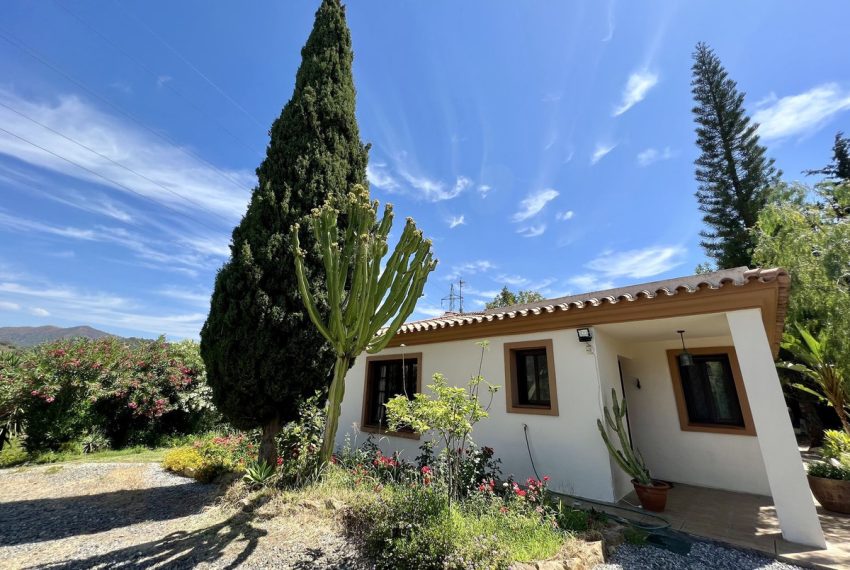 R4325152-Villa-For-Sale-Estepona-Detached-2-Beds-125-Built