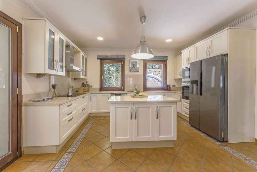 R4357525-Villa-For-Sale-Nueva-Andalucia-Detached-6-Beds-621-Built-3