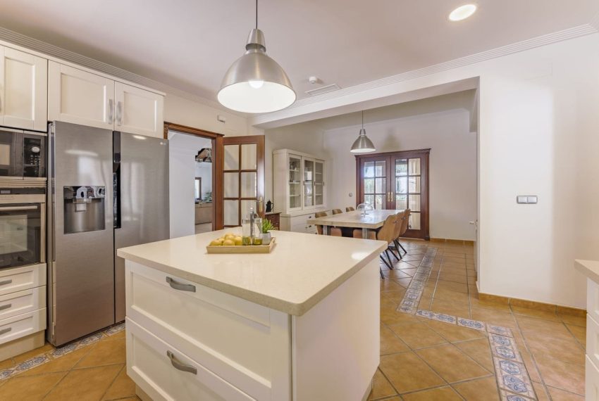 R4357525-Villa-For-Sale-Nueva-Andalucia-Detached-6-Beds-621-Built-4