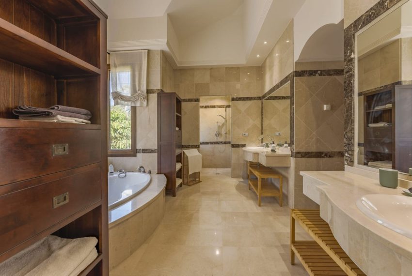 R4357525-Villa-For-Sale-Nueva-Andalucia-Detached-6-Beds-621-Built-8