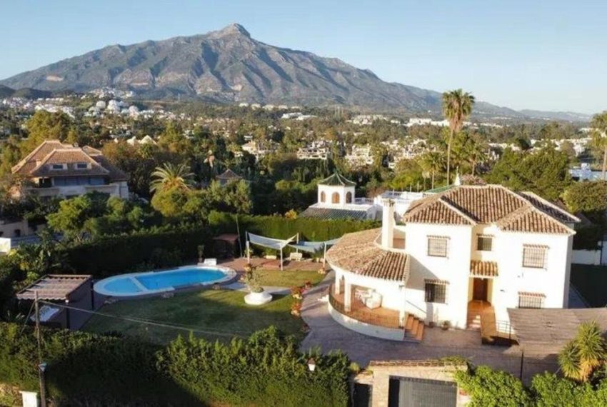 R5038708-Villa-For-Sale-Nueva-Andalucia-Detached-6-Beds-300-Built