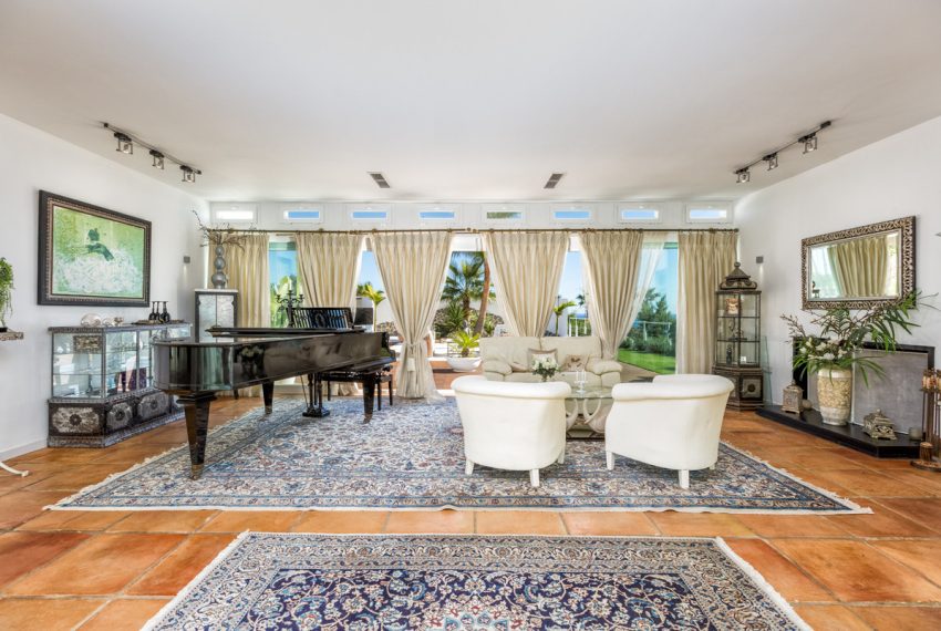 R5057962-Villa-For-Sale-Estepona-Detached-7-Beds-755-Built-3