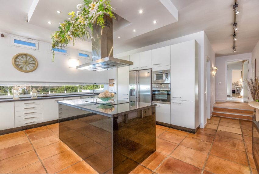 R5057962-Villa-For-Sale-Estepona-Detached-7-Beds-755-Built-5