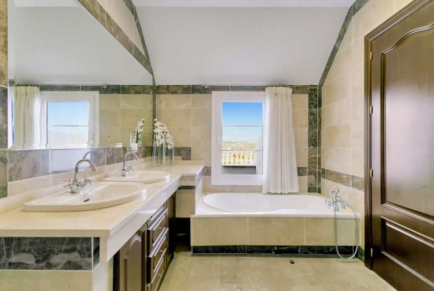 R5102338-Villa-For-Sale-La-Cala-Golf-Detached-6-Beds-597-Built-15