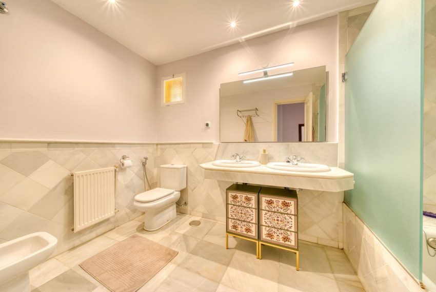 R5130685-Villa-For-Sale-Nueva-Andalucia-Detached-6-Beds-507-Built-6