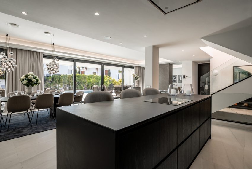 R5141164-Villa-For-Sale-Nueva-Andalucia-Detached-7-Beds-913-Built-7