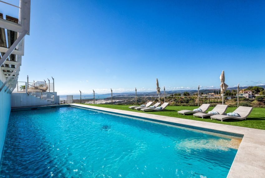 R5173648-Villa-For-Sale-Estepona-Detached-7-Beds-900-Built-1