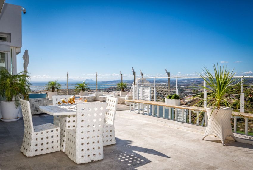 R5173648-Villa-For-Sale-Estepona-Detached-7-Beds-900-Built-2