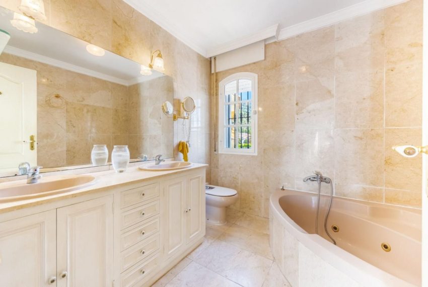 R5181184-Villa-For-Sale-Marbella-Detached-8-Beds-430-Built-3