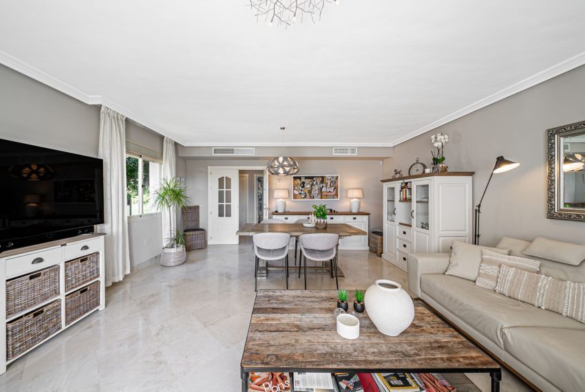 R5183833-Villa-For-Sale-Estepona-Semi-Detached-4-Beds-244-Built-1