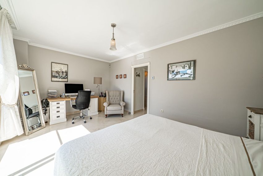 R5183833-Villa-For-Sale-Estepona-Semi-Detached-4-Beds-244-Built-14