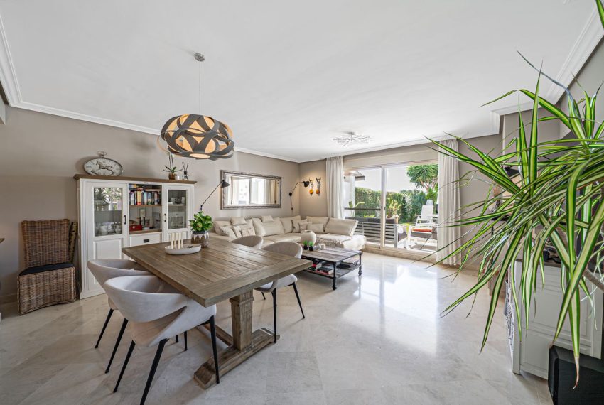 R5183833-Villa-For-Sale-Estepona-Semi-Detached-4-Beds-244-Built-2