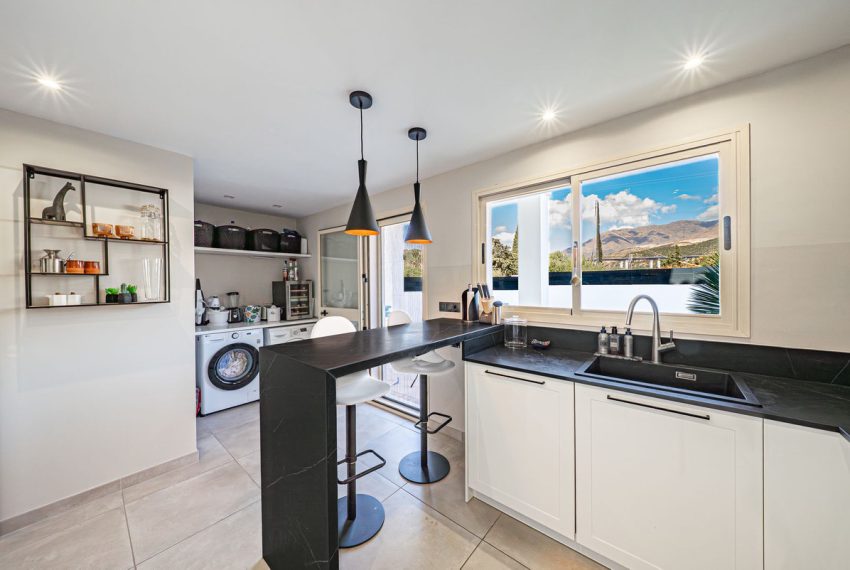 R5183833-Villa-For-Sale-Estepona-Semi-Detached-4-Beds-244-Built-3