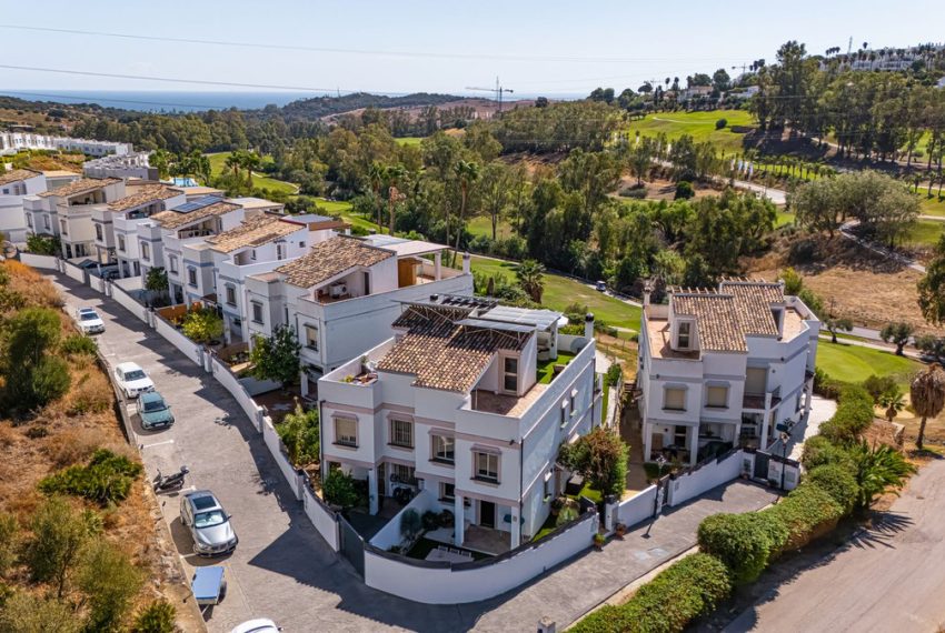 R5183833-Villa-For-Sale-Estepona-Semi-Detached-4-Beds-244-Built