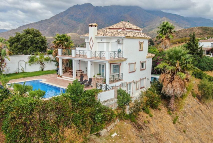 R5185921-Villa-For-Sale-Estepona-Finca-5-Beds-230-Built-1