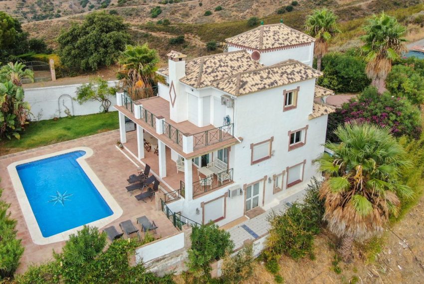 R5185921-Villa-For-Sale-Estepona-Finca-5-Beds-230-Built-2