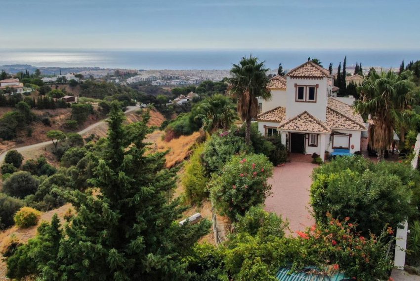 R5185921-Villa-For-Sale-Estepona-Finca-5-Beds-230-Built