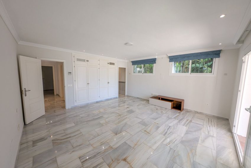 R5188930-Villa-For-Sale-Nueva-Andalucia-Detached-5-Beds-583-Built-10