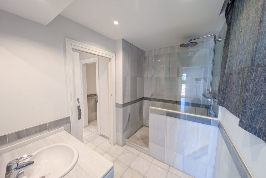 R5188930-Villa-For-Sale-Nueva-Andalucia-Detached-5-Beds-583-Built-11