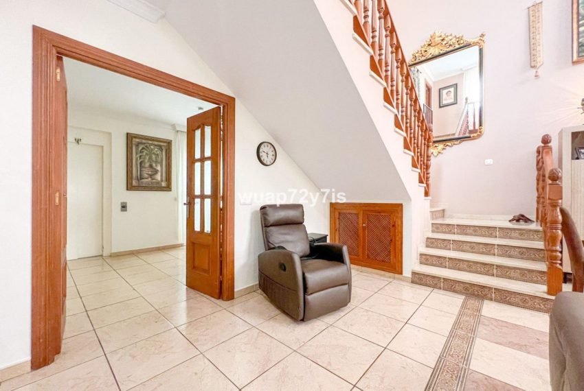 R5192284-Villa-For-Sale-Estepona-Semi-Detached-5-Beds-340-Built-1