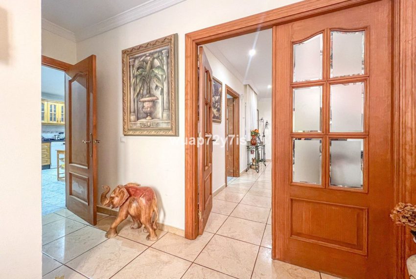 R5192284-Villa-For-Sale-Estepona-Semi-Detached-5-Beds-340-Built-2