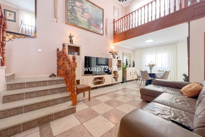 R5192284-Villa-For-Sale-Estepona-Semi-Detached-5-Beds-340-Built-4