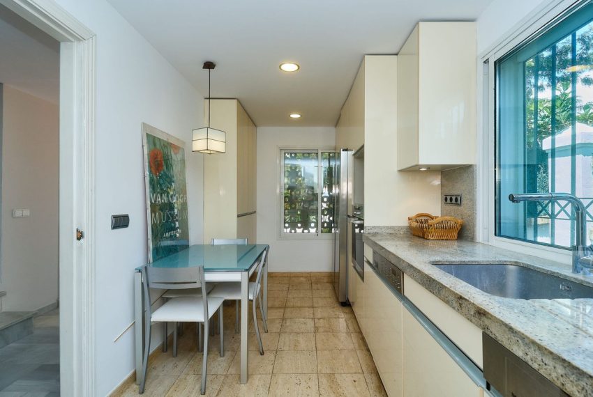 R5201782-Townhouse-For-Sale-The-Golden-Mile-Semi-Detached-3-Beds-245-Built-2