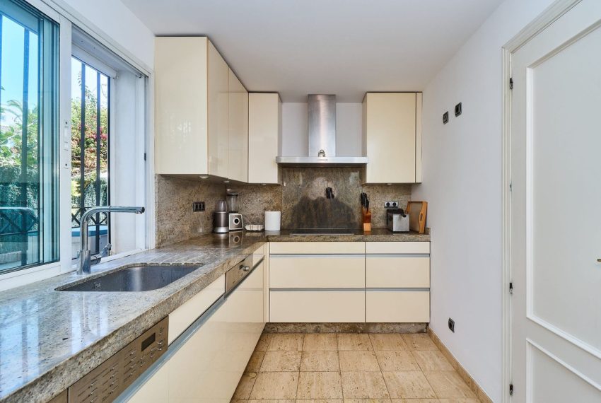 R5201782-Townhouse-For-Sale-The-Golden-Mile-Semi-Detached-3-Beds-245-Built-3