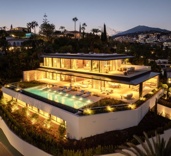 R5202013-Image 1-Detached - 8 Beds - 1696 Built