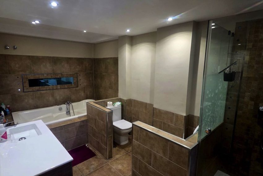 R5204659-Villa-For-Sale-Estepona-Semi-Detached-3-Beds-300-Built-10